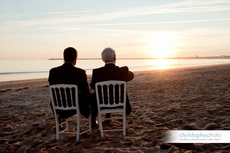 Father and grandfather of the groom contemplating the sunset on the beach at La Baule.