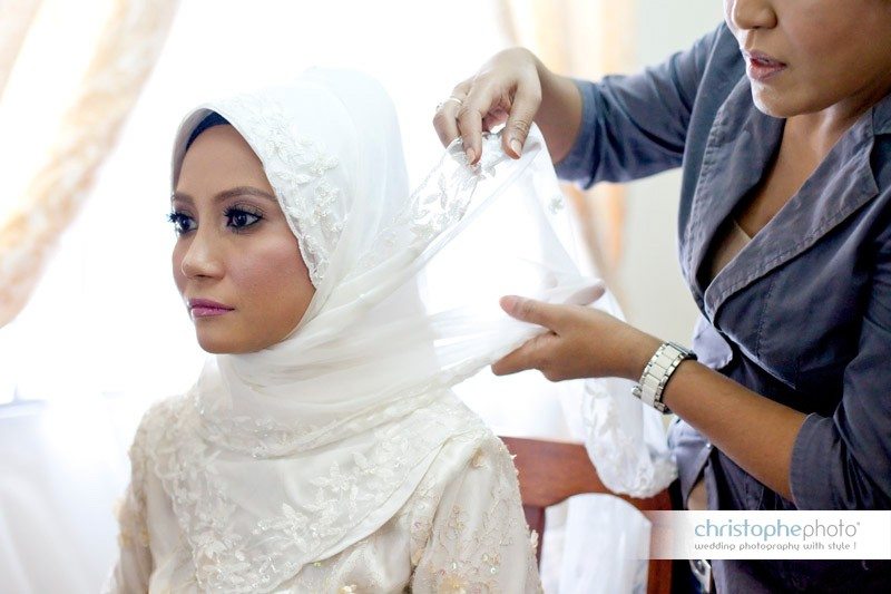 Muslim bride getting ready in Ipoh Malaysia. Shot by Wedding Photographer Malaysia Christophe Viseux