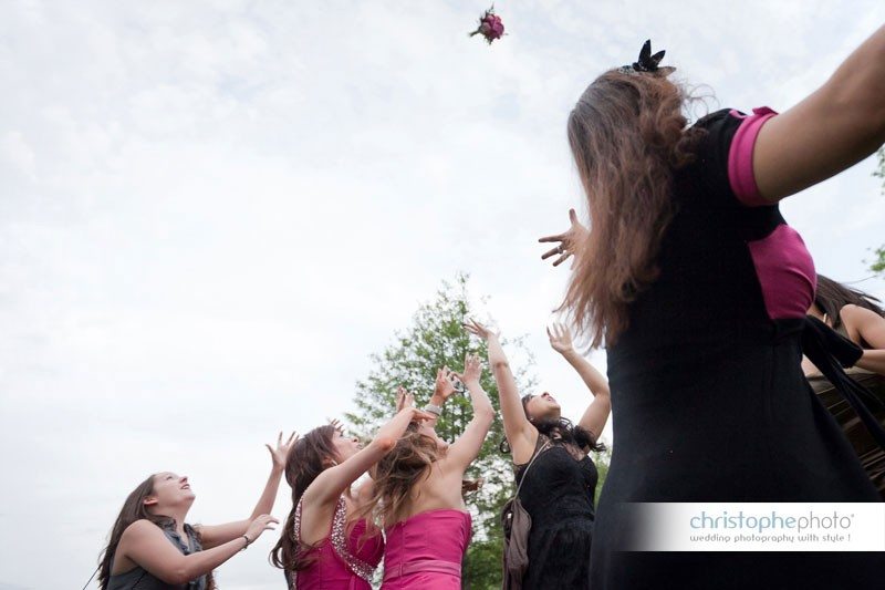 Throwing the bouquet in the air. Photography by Wedding Photographer Paris