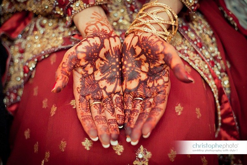 Close up the henna tatoos during the wedding. Shot by Wedding Photographer Paris Pakistan