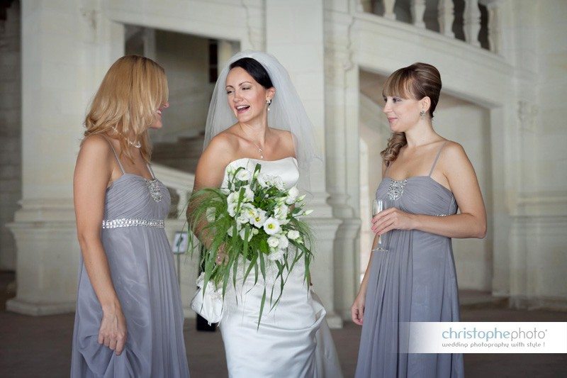 bride and bridemaids having a chat together in front of the Helix Stairs in chambord france