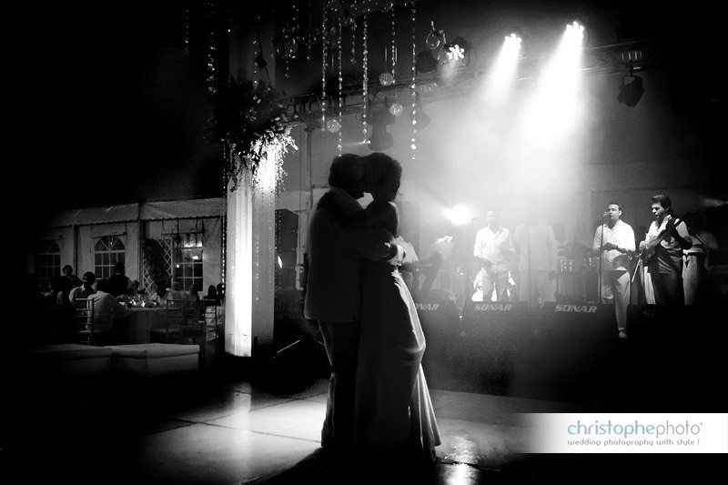 The first dance at the wedding in Colombia. Live band always makes a big difference to optimize the party.