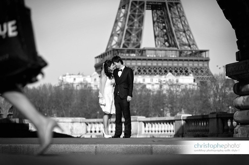 Pre wedding photography near Bir Hakeim overlooking the Eiffel Tower.
