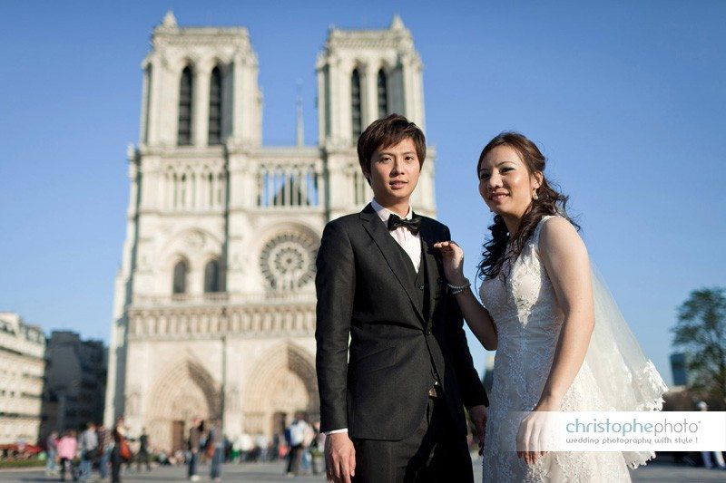 Prewedding couple posing in front of Cathedrale Notre Dame de Paris