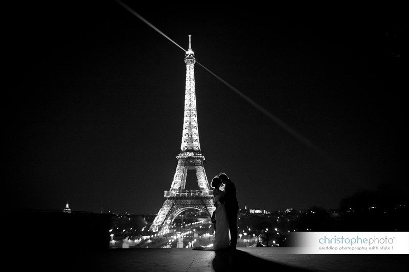 Silhouette of a loving couple in front of the Eiffel Tower in Paris. Pre Wedding Photographer Paris France