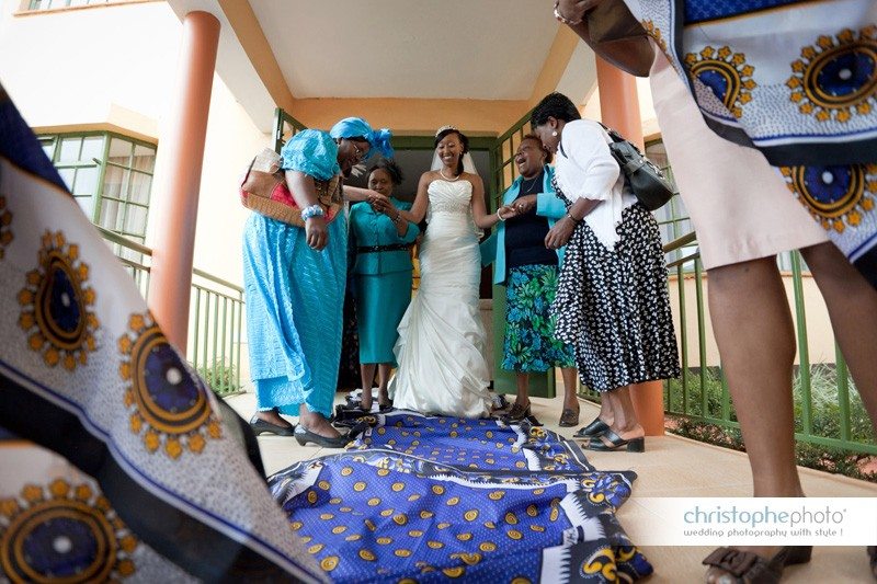 Traditional departure of the bride to the wedding ceremony in Kareb Lodge Nairobi