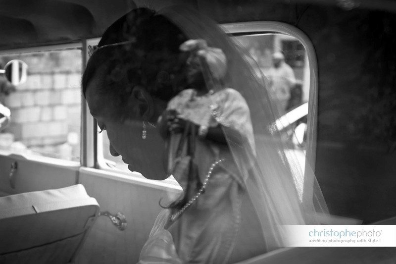 Reflection of the aunt in the wedding car