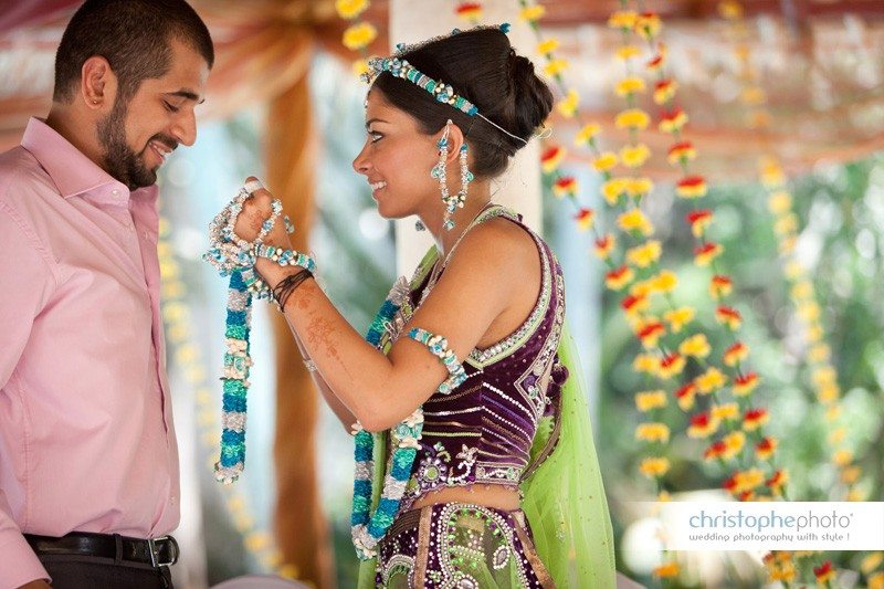 The traditional exchange of guirlandes during the Churra ceremony.